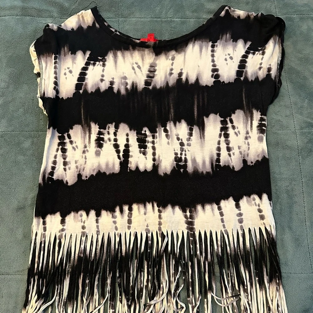 Hot Kiss Black & White Tie-Dye Fringe Top - Picture 3 of 3